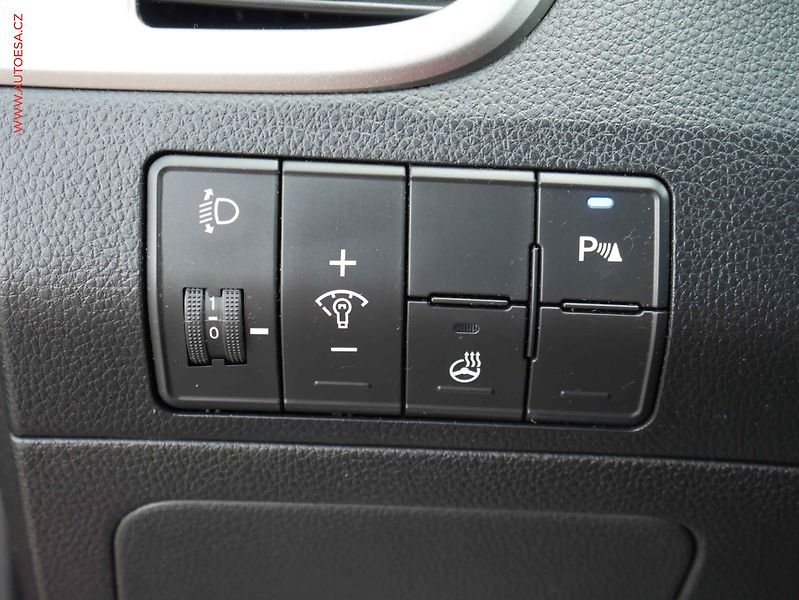 Hyundai i30 (2014) 1.6 CRDI, ČR, AC, výhřev sed. - fotka 19 z 19