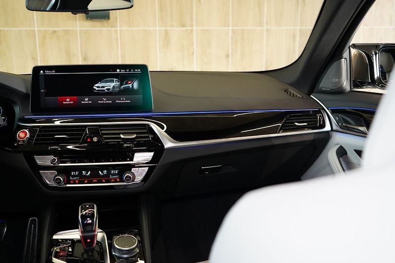 BMW M5 Masáž, Ventilace, H/K, Head-up - fotka 46 z 46