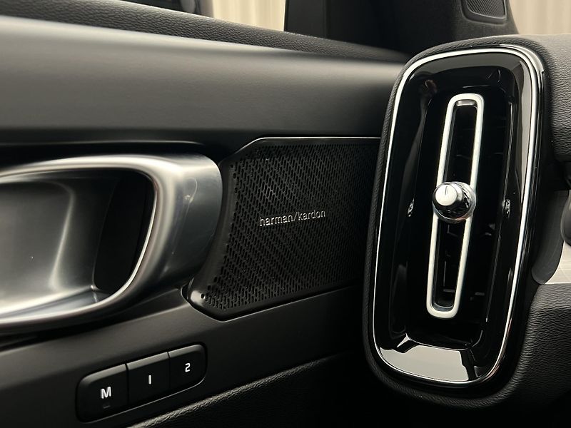 Volvo XC40 B3 DARK PLUS AUT CZ 1. maj. - fotka 17 z 41