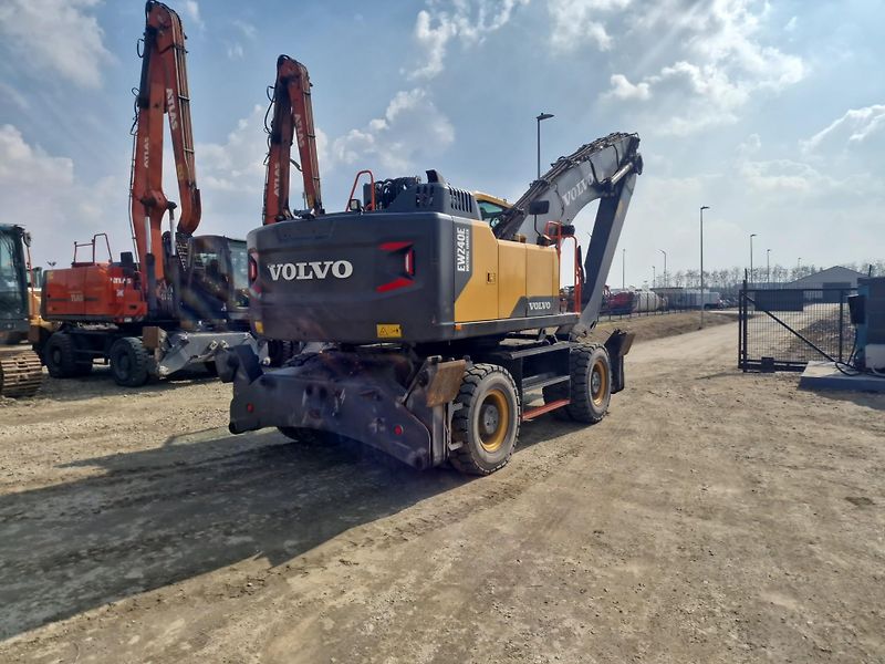 Volvo (2021) EW240E wheeled excavator - fotka 3 z 7