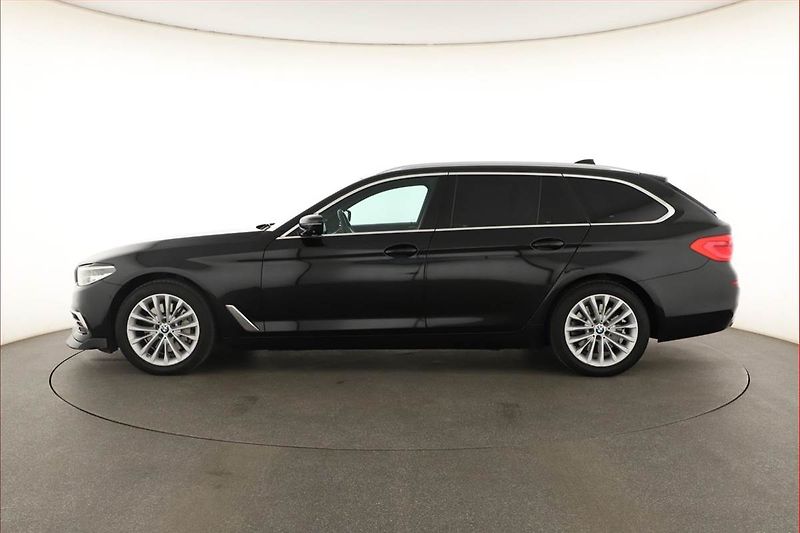BMW Řada 5 (2018) Luxury Line 530d - fotka 3 z 20