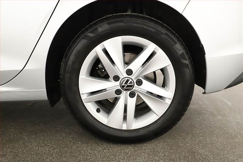 Volkswagen Golf (2020) Life 1.5 TSI, Serv.kniha - fotka 12 z 17