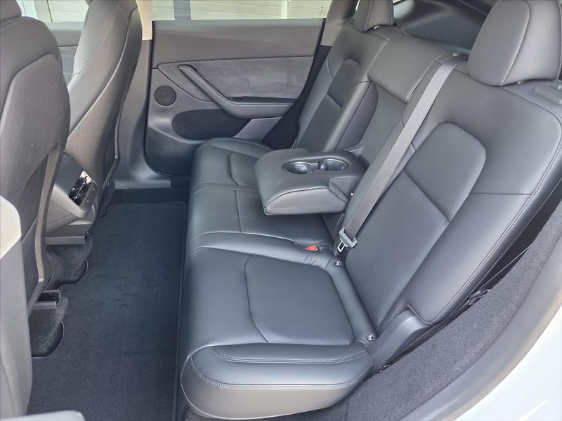 Tesla Model Y LR 4x4 Tažné z. SoH 93.4% 1.ma - fotka 11 z 21