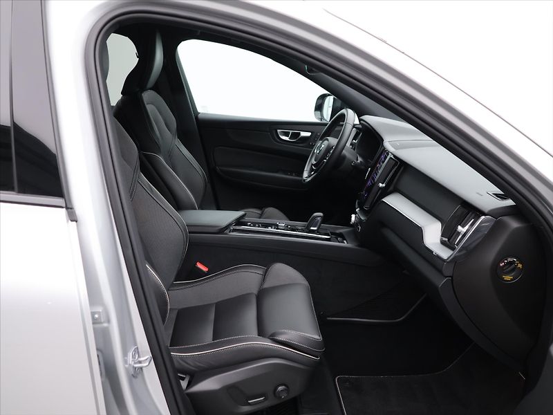 Volvo XC60 2.0 B4 145kW R-Design CZ Aut. - fotka 13 z 35