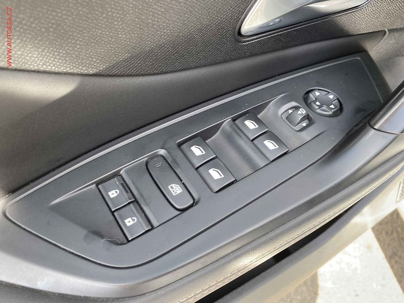 Peugeot 308 (2022) 1.5 HDi, Allure, LED, navi - fotka 13 z 18