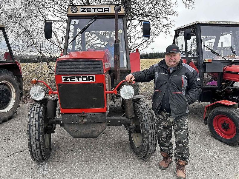 Táta, brácha a já, jedeme v tom spolu. V Suchém pořádali v pondělí vánoční jízdu traktorů.