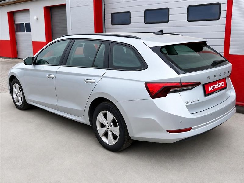Škoda Octavia 2,0 TDi EXECUTIVE DSG - fotka 2 z 10
