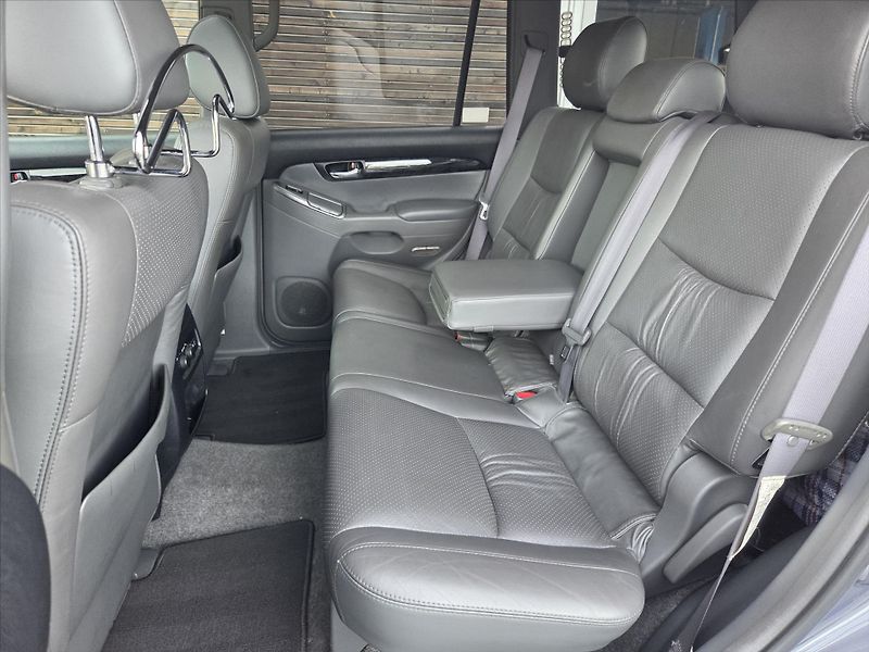 Toyota Land Cruiser 3,0 D-4D 127kW 8-míst ČR 1.maj - fotka 11 z 44
