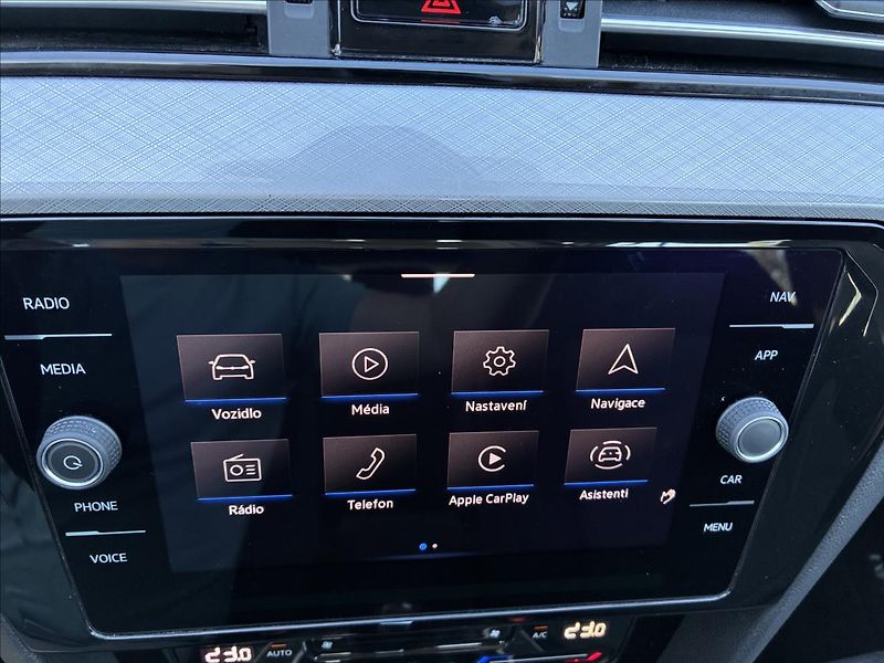 Volkswagen Passat 2,0 TDI TAŽNÉ KAMERA KEYLESS - fotka 22 z 26