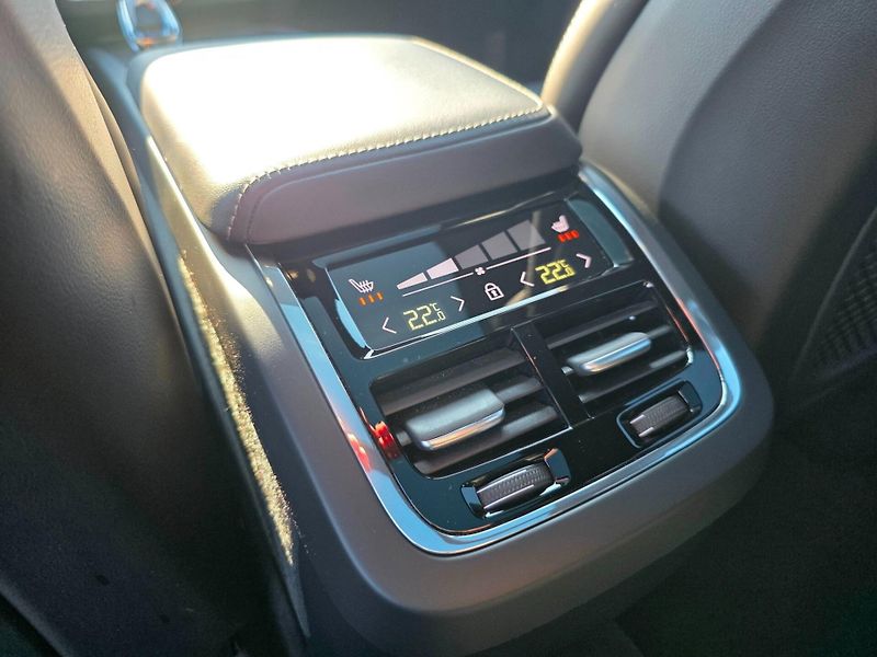 Volvo XC60 (2024) BE ULTIMATE, vzduch. pod., taž - fotka 25 z 27