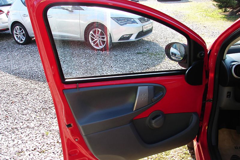 Peugeot 107 1.0i 68PS 5-dv. KLIMA-ZADÁNO! - fotka 15 z 31