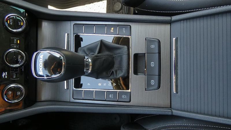 Škoda Superb Combi 1.5 TSI DSG Style - fotka 18 z 27