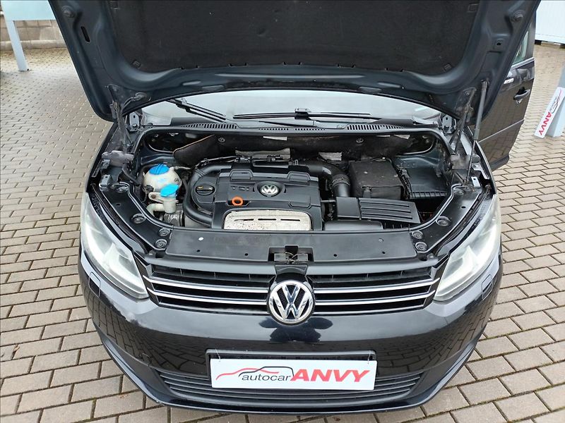Volkswagen Touran 1,4 TSI,SERVIS,TAŽNÉ,VÝHŘEV - fotka 31 z 43