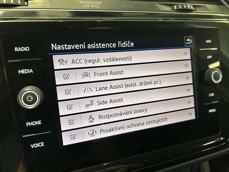 Volkswagen Touran (2023) 2.0TDi Highline LED Kamera TZ - fotka 16 z 35