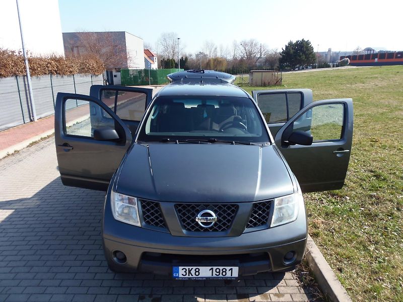 Nissan Pathfinder (2006) 2.5 DCi 4x4 manuál redukce  - fotka 16 z 23