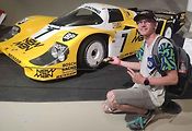 Zážitek na celý život si z jubilejního závodu 24 hodin Le Mans odvezli automodeláři z Mostu. Tomáš Antoško a malé a velké Porsche.