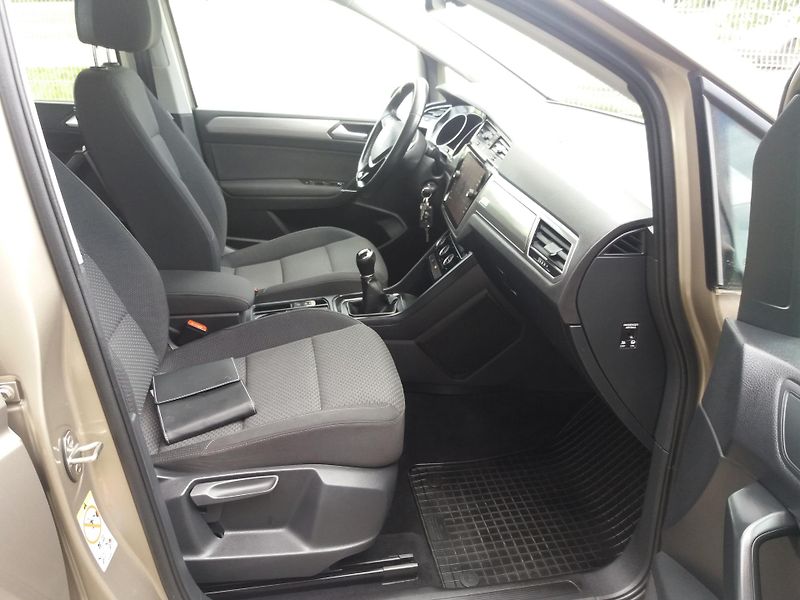 Volkswagen Touran 1.2TSi,81kW,7.MÍST,KAMER.VÝHŘE - fotka 18 z 28