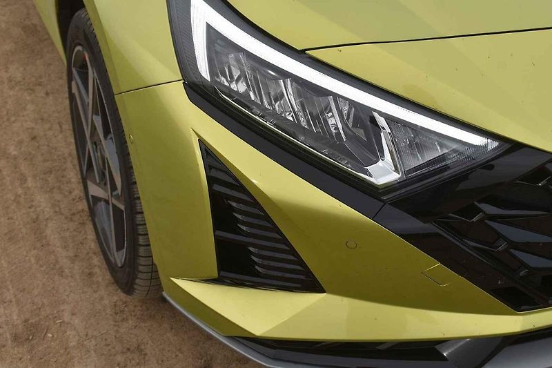 Hyundai i20 po faceliftu se moc nezměnil. Ale škoda to určitě není
