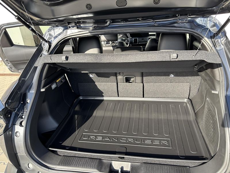 Toyota Urban Cruiser (2026) Executive 61kWh 4x2 - fotka 9 z 14