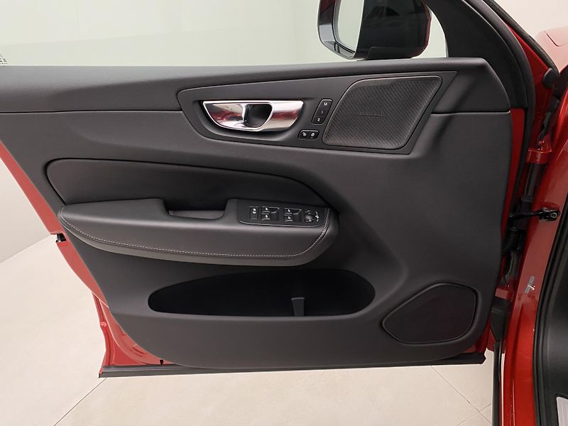 Volvo XC60 B5 AWD R-DESIGN AUT CZ - fotka 7 z 55