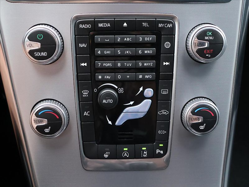 Volvo XC60 2,0 D4 140kW Aut. Summum - fotka 24 z 33