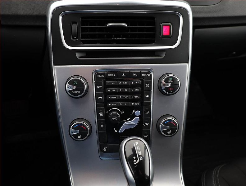 Volvo V60 (2017) D3 2.0, Automat, Serv.kniha - fotka 10 z 17