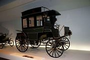 Replika prvního autobusu na světě Benz Omnibus v Mercedes Benz muzeu ve Stuttgartu. Foto: Wikimedia Commons, Valder137, CC BY-SA 2.é