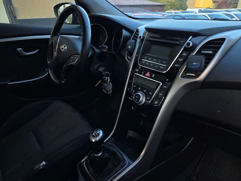 Hyundai i30 1.6-PĚKNÁ VÝBAVA-ODĚRKY - fotka 3 z 12