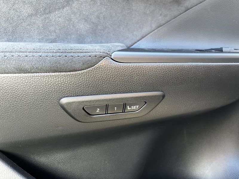 Toyota C-HR 2.0 Plug-in Hybrid Executive - fotka 33 z 34