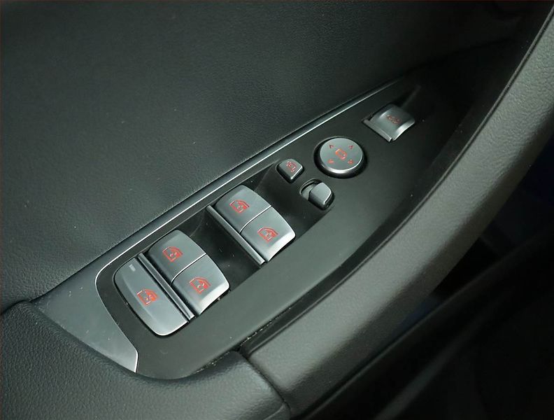 BMW iX3 (2022) 80 kWh, SoH 97% - fotka 15 z 22
