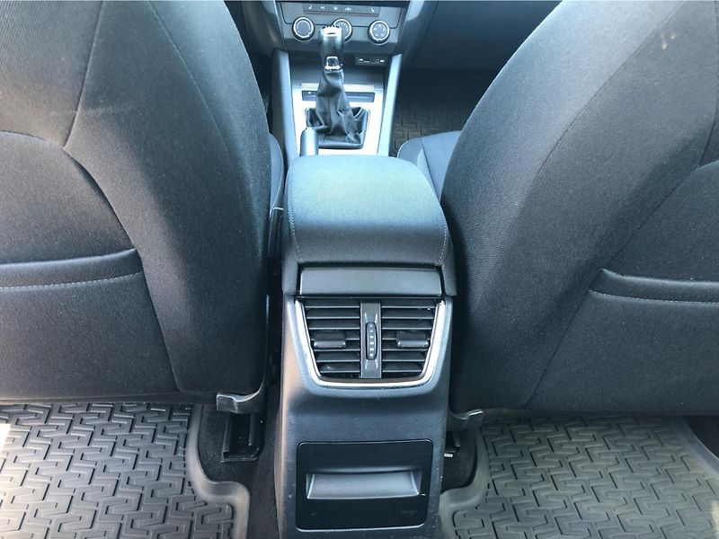 Škoda Octavia Combi 1.6 TDi Ambition - fotka 21 z 26