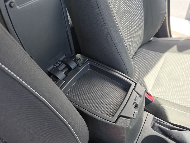 Toyota Auris 1,6 97 KW Automat kamera navi - fotka 31 z 44