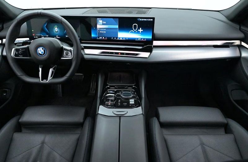 BMW i5 xDrive40 Touring M SoH 96% Taž - fotka 5 z 26