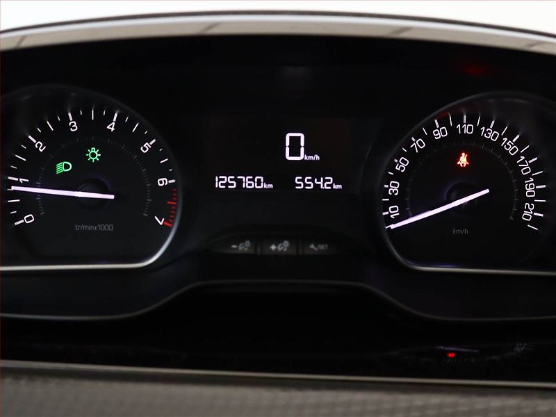 Peugeot 2008 (2018) 1.2 PureTech, ČR,1.maj - fotka 8 z 11