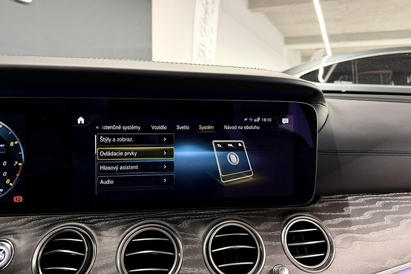 Mercedes-Benz Třídy E (2021) E 63s AMG 4Matic+ V8 Biturbo - fotka 113 z 124