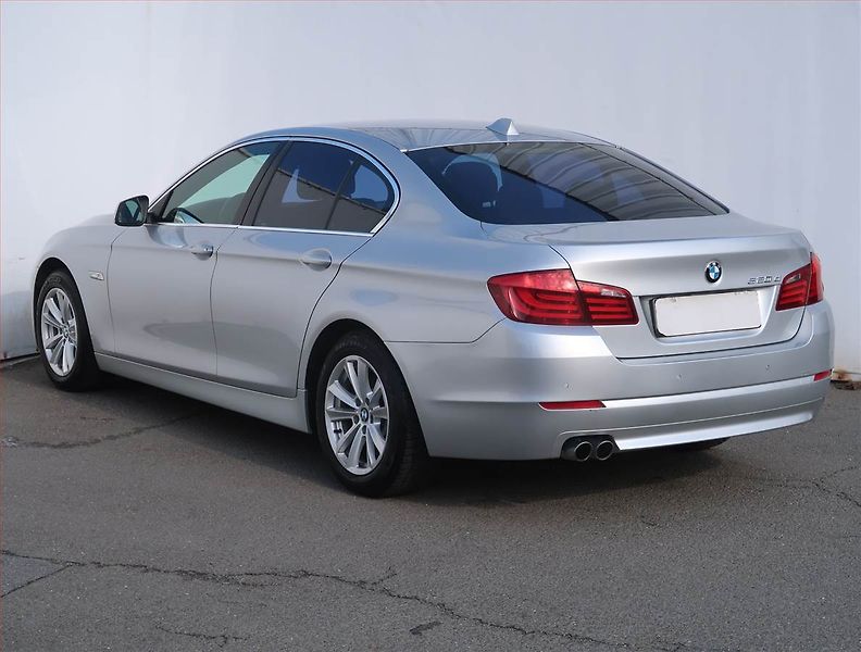 BMW Řada 5 (2012) 520d, Automat, Navi, Xenony - fotka 4 z 21