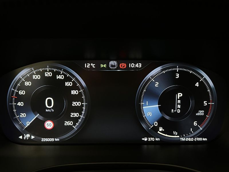 Volvo XC60 D4 AWD MOMENTUM AUT CZ - fotka 20 z 39