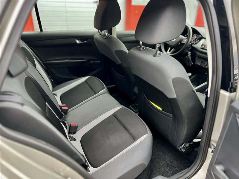 Škoda Fabia 1,0 MPI / KLIMA - fotka 16 z 37