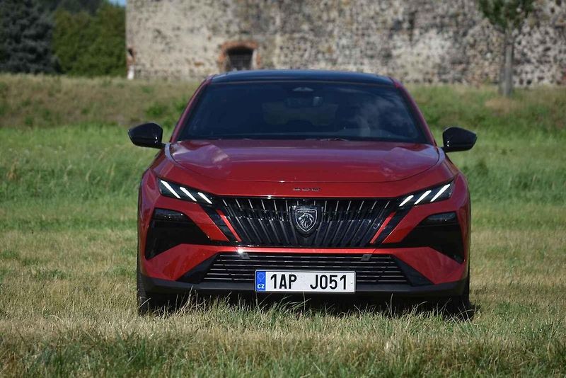 Peugeot 408 je praktický rodinný i reprezentativní podnikatelský vůz.