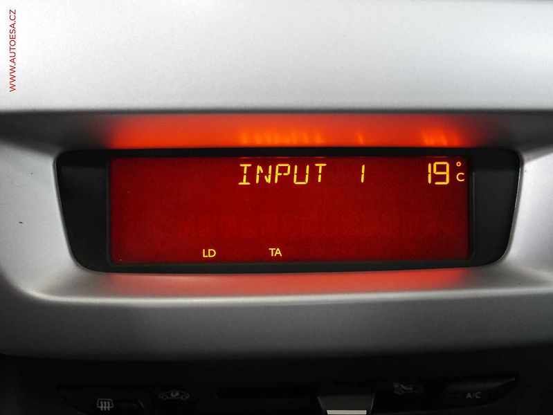 Citroën C3 (2011) 1.4i, ČR, AC - fotka 14 z 17