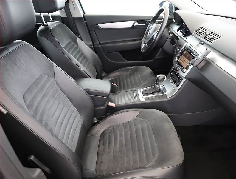 Volkswagen Passat (2012) 2.0 TDI, Automat - fotka 7 z 17