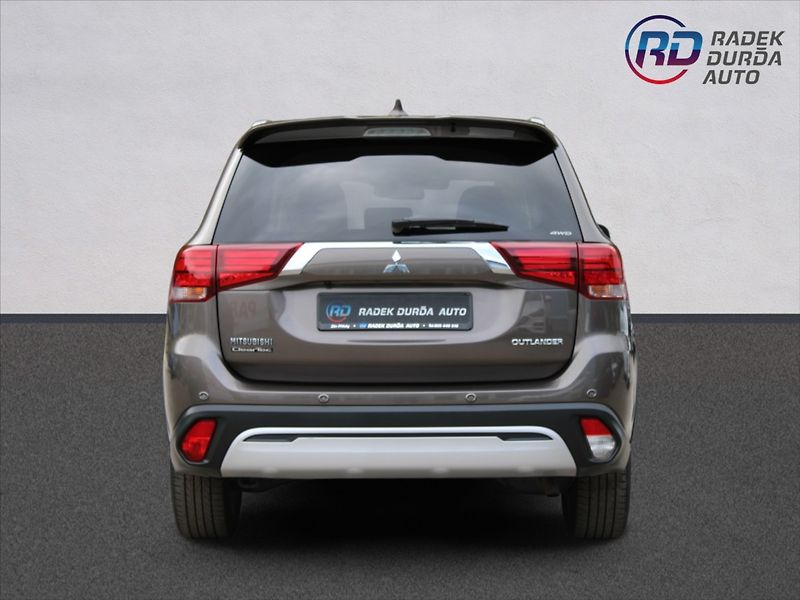 Mitsubishi Outlander 2,0 i  A/T,4x4,7.MÍST,INSTYLE+ - fotka 6 z 38
