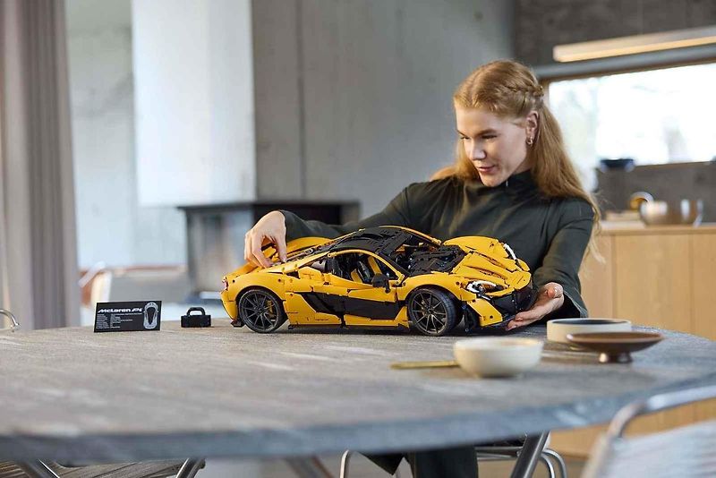 Replika McLarenu P1 v reálné velikosti se skládá z 342 817 dílků, váží přibližně 1220 kilogramů.