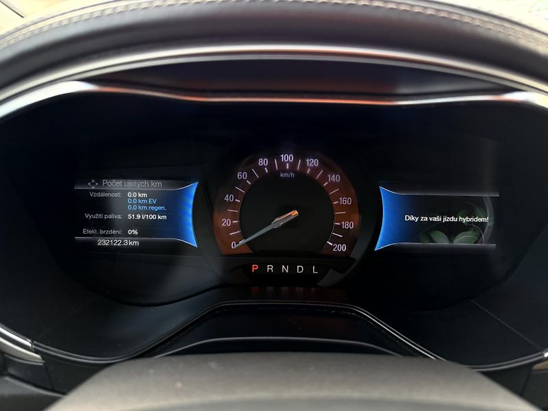 Ford Mondeo Vignale 2.0l hybrid 103 kW - fotka 12 z 21