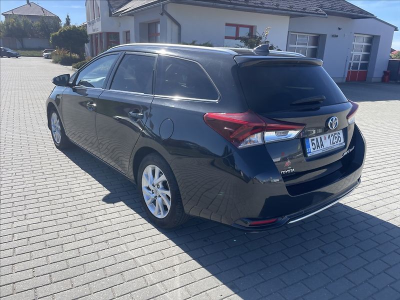 Toyota Auris 1,8 E-CVT Hybrid CZauto 1maj D - fotka 3 z 37