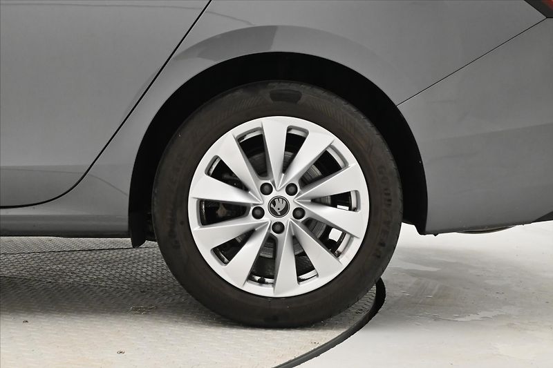 Škoda Superb 1,5 TSI 110kW DSG Selection Zá - fotka 33 z 33