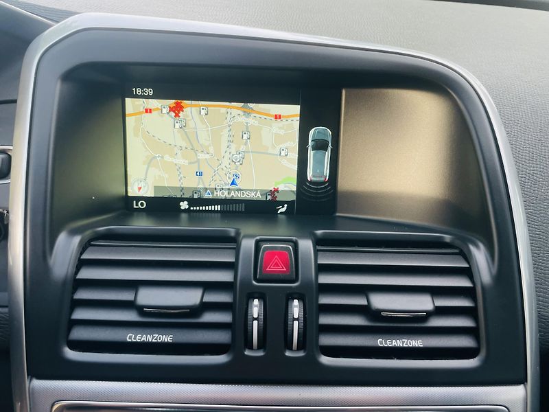 Volvo XC60 2.4D 5VÁLEC 1.MAJITEL SERVISKA - fotka 37 z 43