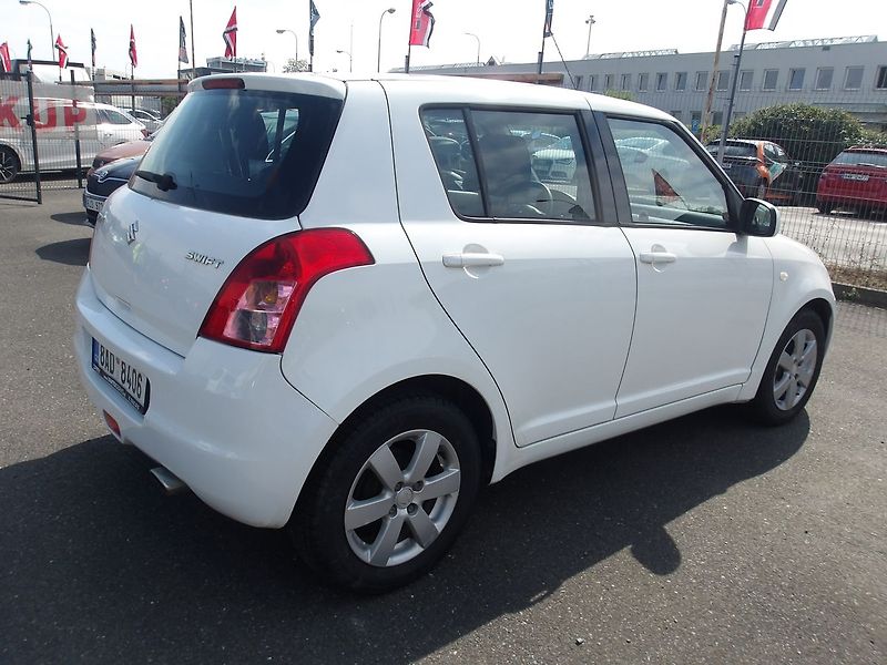 Suzuki Swift 1,3i  ČR 2xKLÍČE,KLIMA ! - fotka 8 z 27