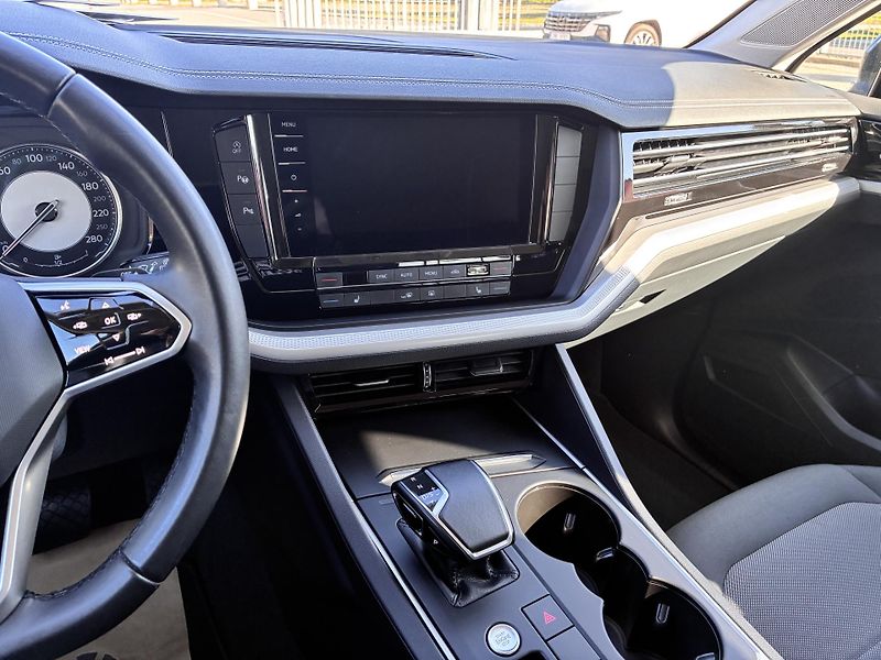 Volkswagen Touareg 170KW,4X4,8°AT,ČERNÁDEEP,TAŽNÉ - fotka 23 z 34