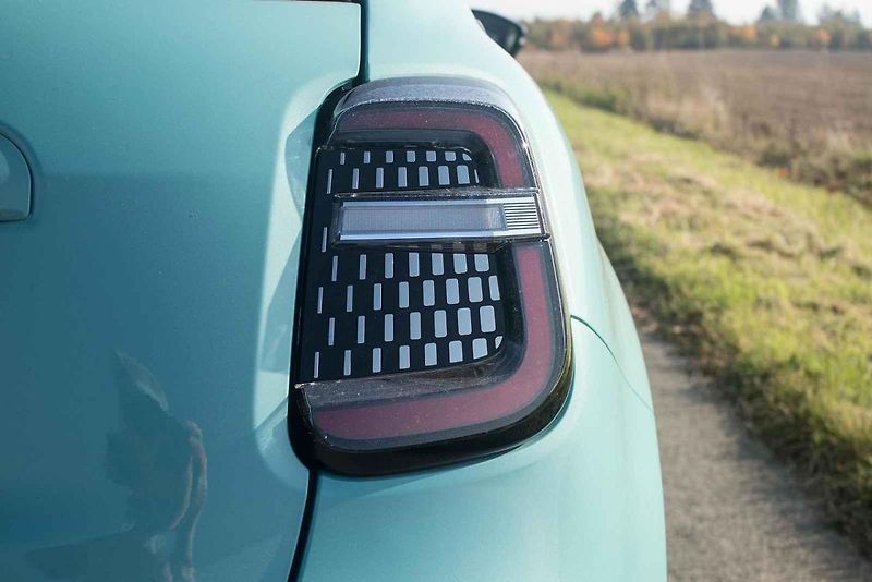 Fiat 600 hybrid potěší prostorností i spotřebou. Zamilujete si ho však hlavně pro jeho originální a sympatický vzhled.